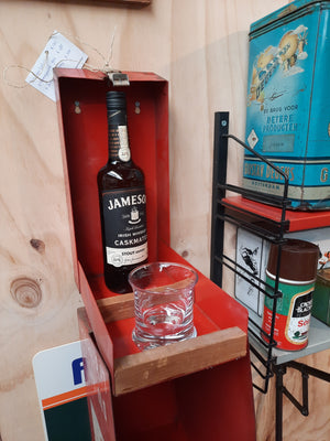 Upcycled whisky wandcabinet